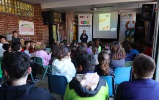 La investigadora de la Cátedra RSC UMU Amelia Pérez García, explica los objetivos de la Guía a escolares del CEIP Martínez De Arce.