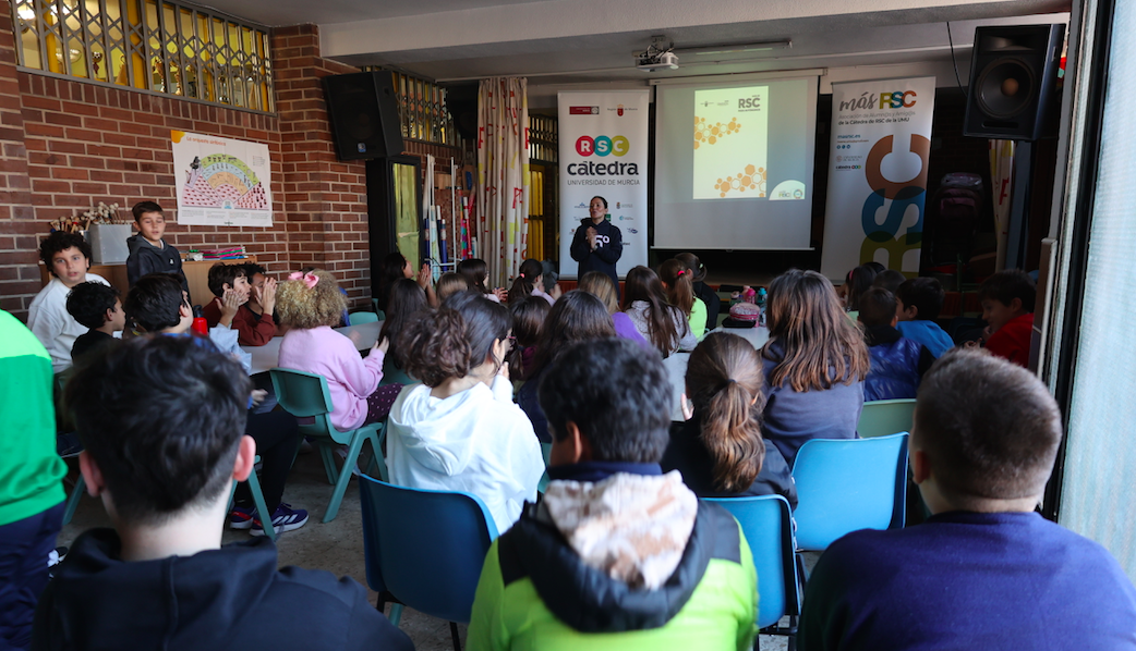 La investigadora de la Cátedra RSC UMU Amelia Pérez García, explica los objetivos de la Guía a escolares del CEIP Martínez De Arce.